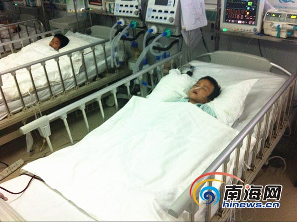 患者孩子的妈妈在病房外无助地哭泣