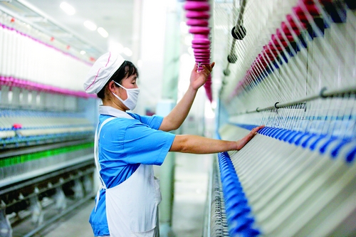 纺织女工加工出口纺织产品(图)-搜狐滚动