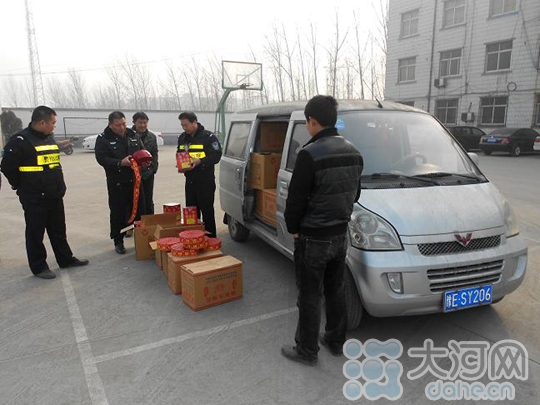 阳县警方查处一辆面包车 非法运输烟花爆竹35