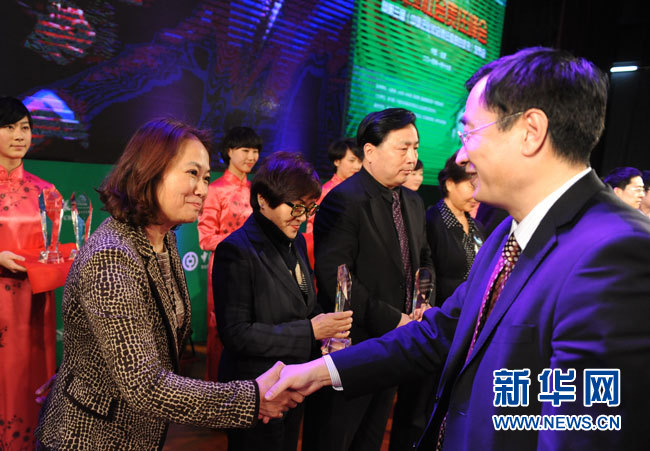 王洪章,张近东等荣获"2013年度中国企业社会责任杰出企业家奖(组图)