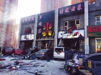燕郊餐馆爆炸服务员跳窗逃生 碎玻璃冲向行人