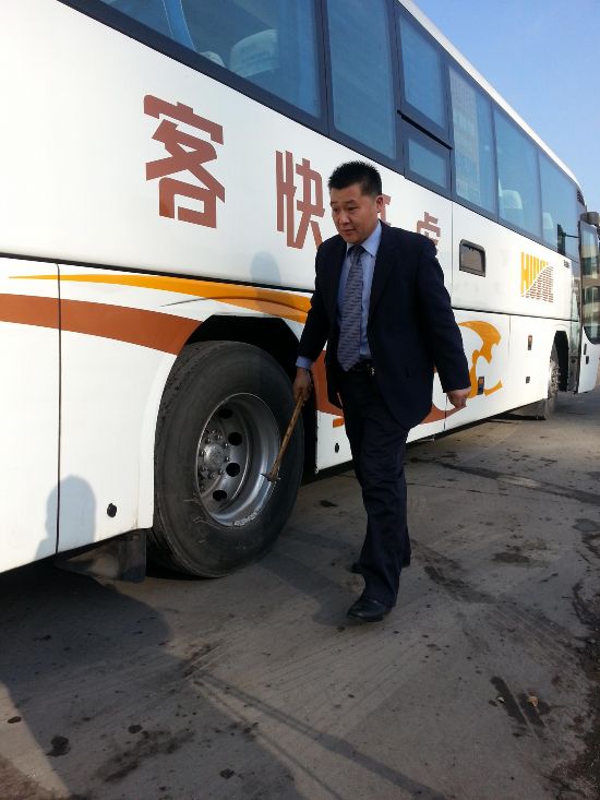 韩宏伟绕车查巡
