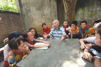 孩子喜欢郭老,平时都爱听他讲故事.
