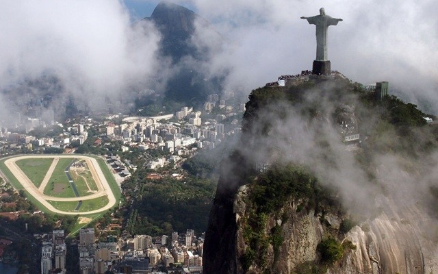 雷电致巴西里约热内卢标志建筑耶稣像右指残缺(组图)|巴西耶稣像-搜狐滚动