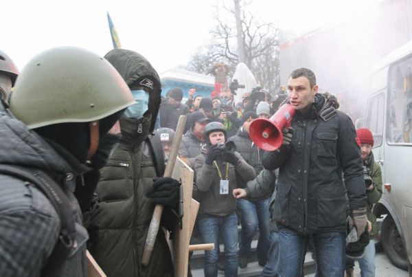 图文:前拳王克里琴科遭示威者攻击 劝阻示威者