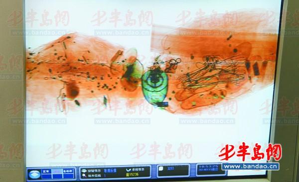 安检员要从五颜六色的包裹中寻找危险品.