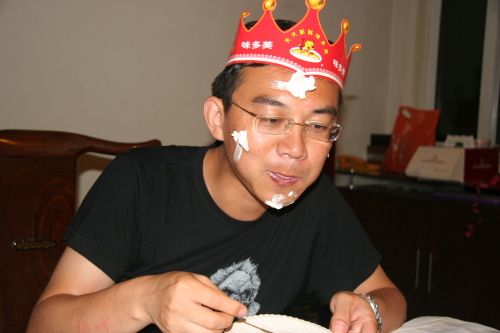 在南京中医院读书时,郎永淳在江苏人民广播电台文艺台做业余节目主持人,这成了改变他人生轨迹的一次机遇。