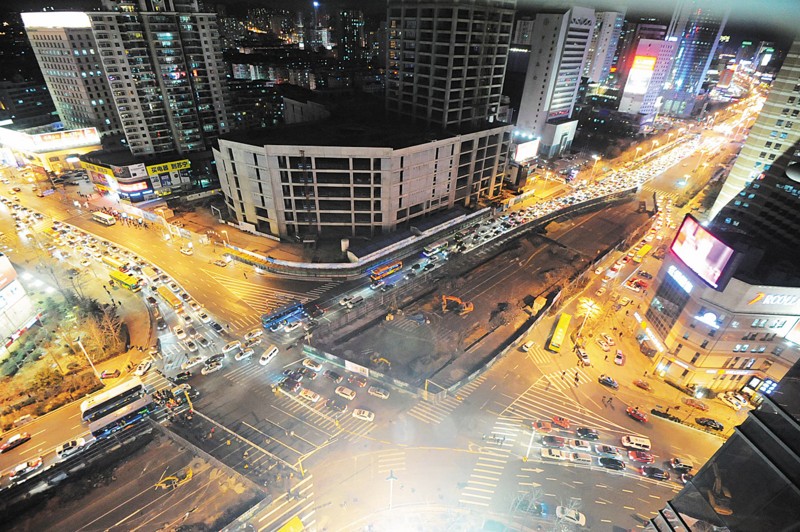 青岛香港中路南京路路口昨迎高峰 交警将调整信号放行