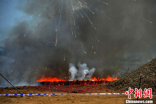 图:福建警方集中销毁非法烟花爆竹(1)_图片新闻