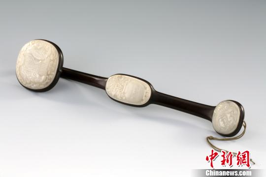图为清木柄三镶青玉象瓶纹如意　王嬴　摄