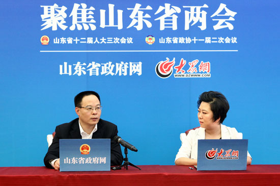 省委常委、常务副省长孙伟接受山东省政府网、大众网“聚焦2014山东省两会”报道组视频专访。(大众网记者 杨春卫 摄)