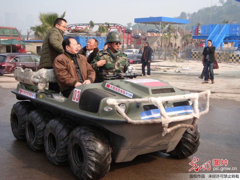 重庆现水陆两栖坦克 市民可选择乘坐或自驾(组图)