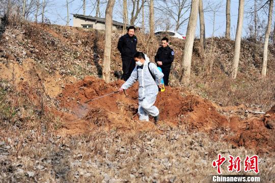 鸦鹊岭人口_夷陵区鸦鹊岭镇的工作人员对U型渠建设情况进行介绍-夷陵 节水从(3)