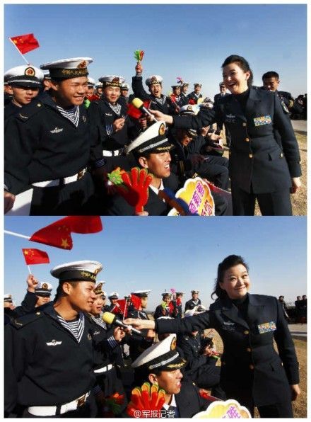 1月22日，海政文工团团长宋祖英在演出现场与官兵互动。万福盛摄.jpg