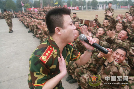 资料图：中国文艺兵为基层官兵演出。