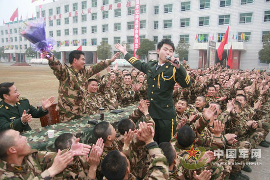 资料图：中国文艺兵与官兵互动。