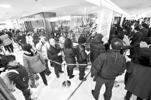 22日，首尔乐天百货店内排满等待重新办卡的顾客。