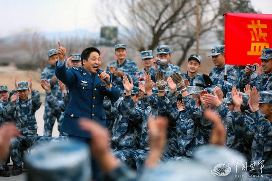 资料图：来喜在为“英雄营”官兵演出。