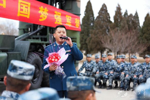 资料图：田毅为“英雄营”官兵演出。