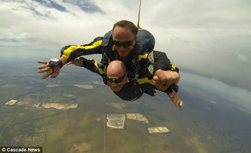 93岁的霍斯完成从1.1万英尺（约3353米）高空跳伞的壮举，称得到了已故妻子“托梦”的鼓励。