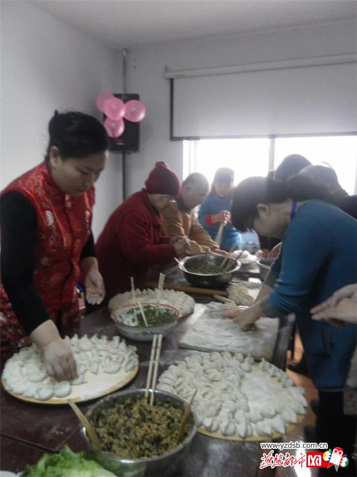 失独父母和社工,志愿者一起包饺子.