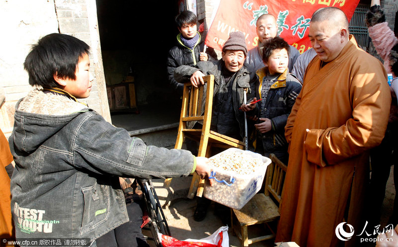 释永信为贫困山民送年货 男孩送爆米花致谢(图