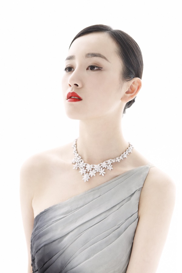 张檬水墨长裙显淡雅 粗眉红唇别样女人味(图)