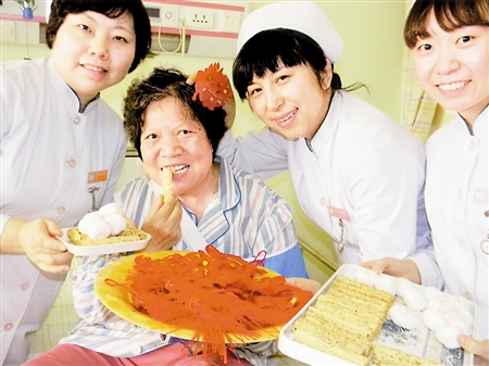 肿瘤医院的医生护士陪伴患者包饺子、吃糖瓜-