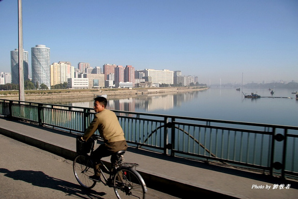 开始研究偷偷溜出去的方案,羊角岛和平壤市区通过几座大桥相连.