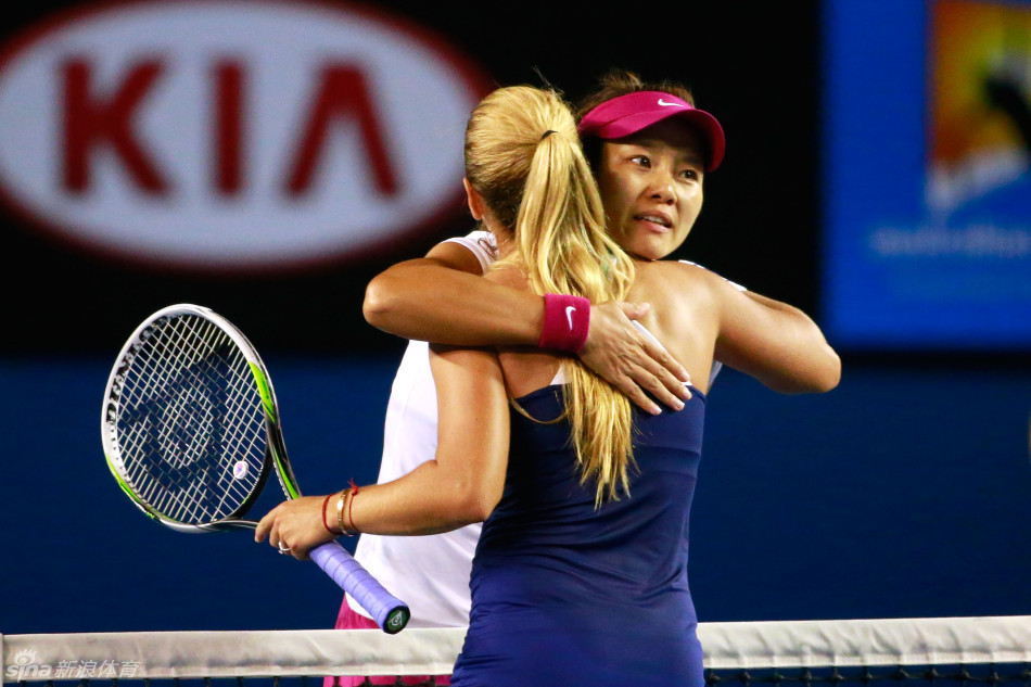 组图:李娜2-0齐布娃问鼎澳网女单冠军 第二次夺
