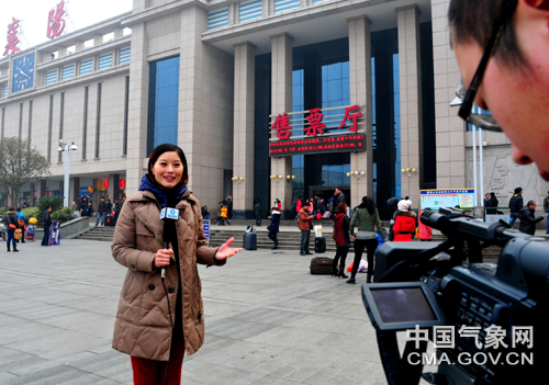 1月16日,襄阳电视台与气象中心联合拍摄制作春运气象服务专题片.