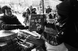 昨天,烟花爆竹开始销售。图为三里屯一家销售点工作人员在售卖烟花爆竹