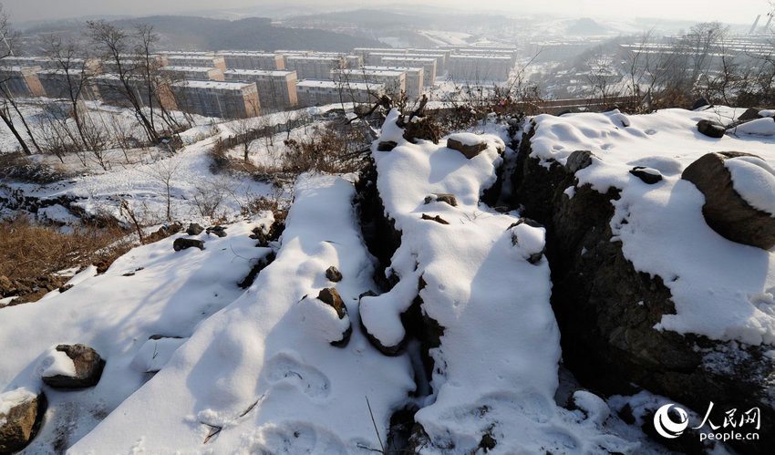 1月22日,辽宁抚顺西露天矿地表沉降严重,矿坑南部千台山南坡形成了一