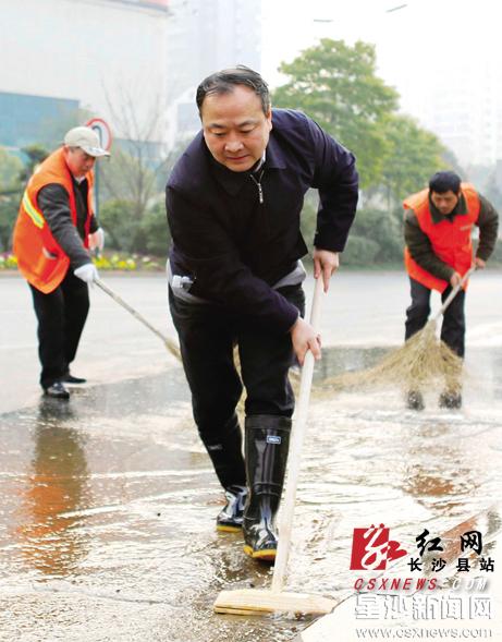 长沙县领导干部、社区居民上街大扫除(组图)