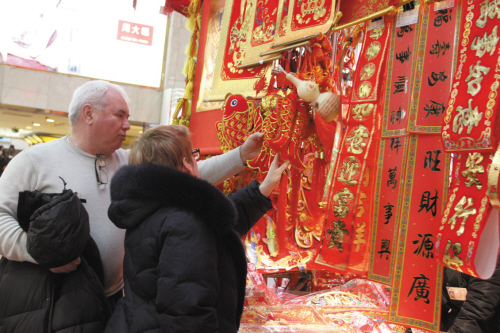 就连外国人也在人流中选购着年货,他们同我们一样,准备过个中国年