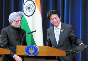 资料图：印度总理辛格与日本首相安倍晋三。