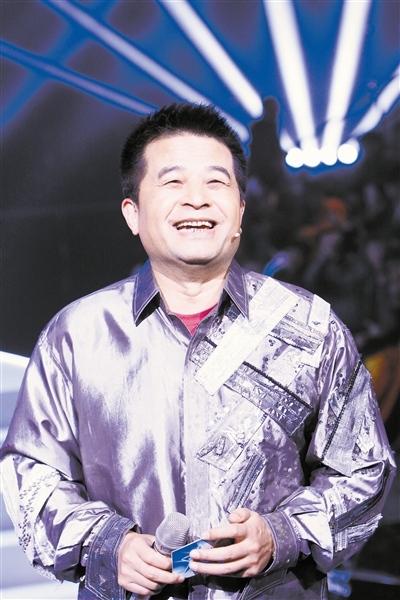 小品让"毕姥爷"名号大振,如今他再次担任央视春晚主持人——- 毕福剑