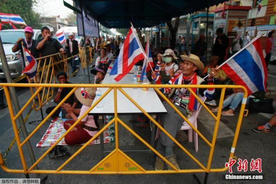 1月26日，泰国大选提前投票正式开始。图为示威者包围曼谷的投票站。