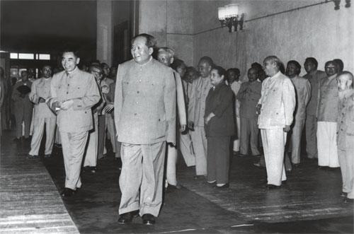 1961年，毛泽东、周恩来、刘少奇等出席春节军民联欢会