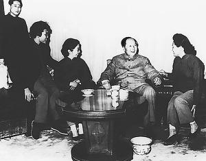 1963年春，毛泽东与工作人员在一起