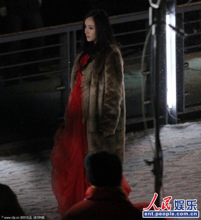 杨幂片场貂皮护孕体 挺大肚站雪地表情冷漠(图)