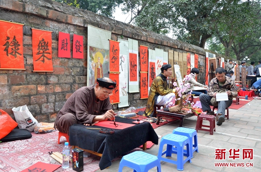 写春联、购年货--越南首都年味浓(组图)