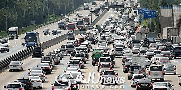 【组图】韩国春节小长假 火车一票难求 高速公路似停车场(组图)