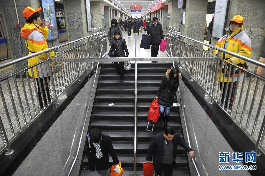 北京:大年三十坐着地铁去上班(组图)