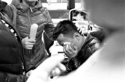 1月30日晚，北京同仁医院急诊室，医生为一名眼睛被鞭炮炸伤的男子做检查。据同仁医院介绍，当天一共收治23名因烟花爆竹致伤者，其中20人为外地进京就治者。新京报记者 王叔坤 摄