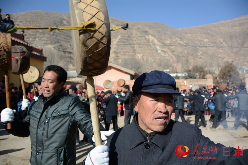 甘肃岷县地震灾区:舞起巴当 祈福新年(组图)