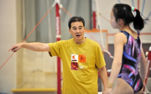 图文:中国体操队训练迎新春 王群策在指导队员