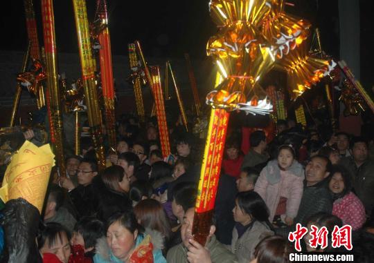 1月31日,农历大年初一零时,太昊陵内,数万民众