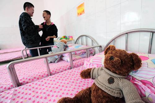 1月31日,西宁市儿童福利院的两个孩子在宿舍聊天,床头摆着他们收到的