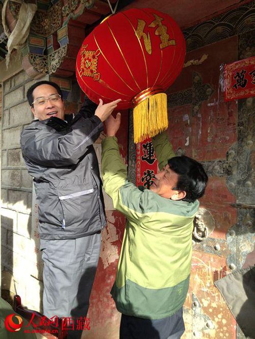 新春走基层:援藏干部把温暖送到藏家去(组图